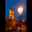 Allensbach, Straßenlaterne und Dorfkirche bei Nacht