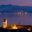 Hagnau, Kirche und Alpen bei Nacht