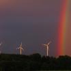 Windräder mit Regenbogen